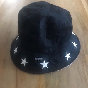 Reversible bucket hat in good condition